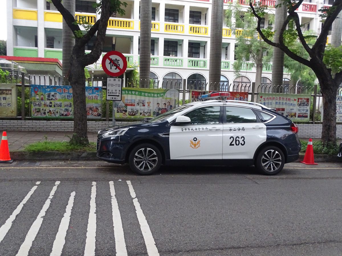 警車黃線停車 明知故犯？