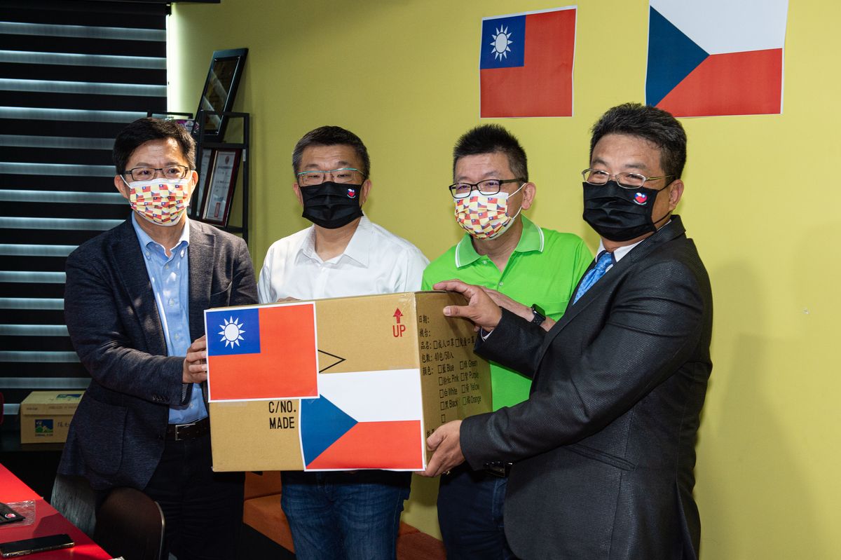 展現台灣防疫實力 蔡其昌牽線國家隊贈送捷克2萬片台捷國旗口罩