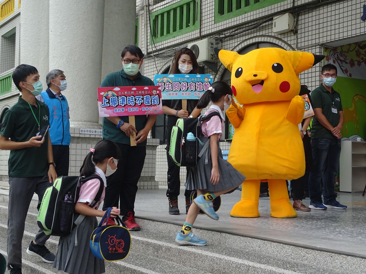 國小開學日「比卡丘」來迎新