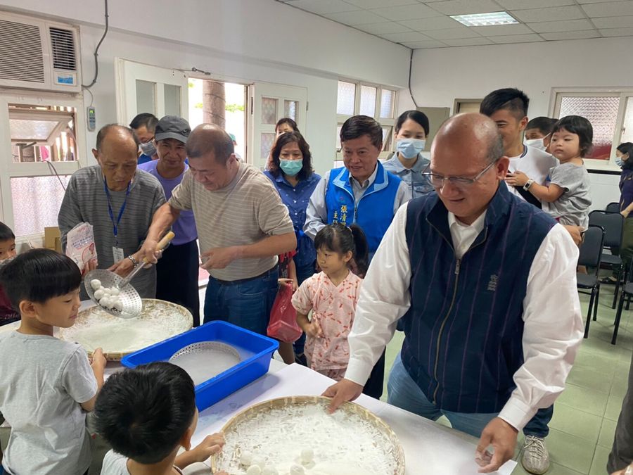 兩位議長作風親民  陪著大人小孩搖元宵