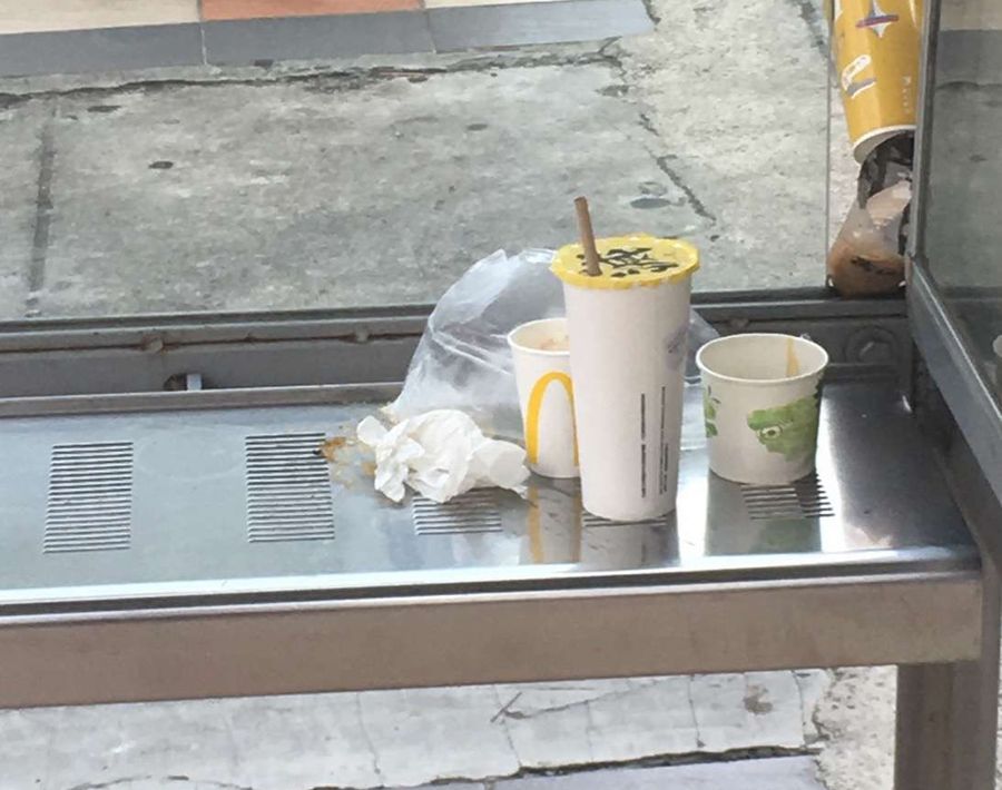 素質低落的民眾把垃圾丟棄在候車亭