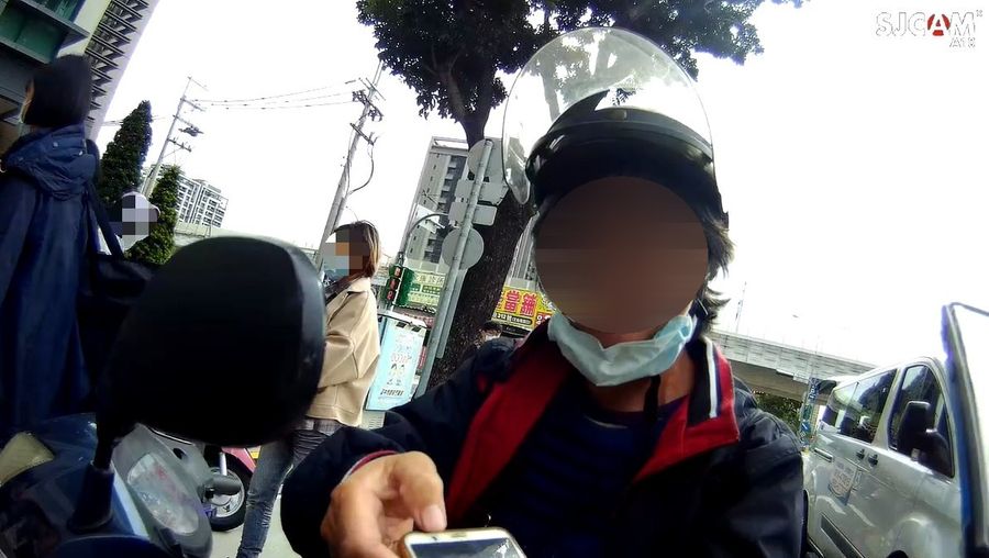 女騎士左顧右盼原是為尋子 警1通電話助團圓