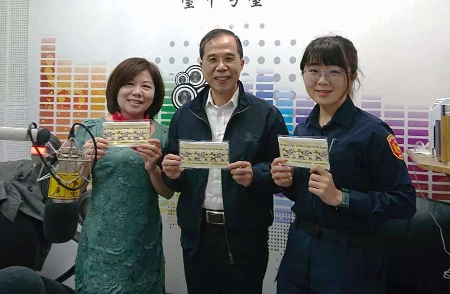 口罩上印有「路口停讓」圖樣 　警方宣導交通安全展創意