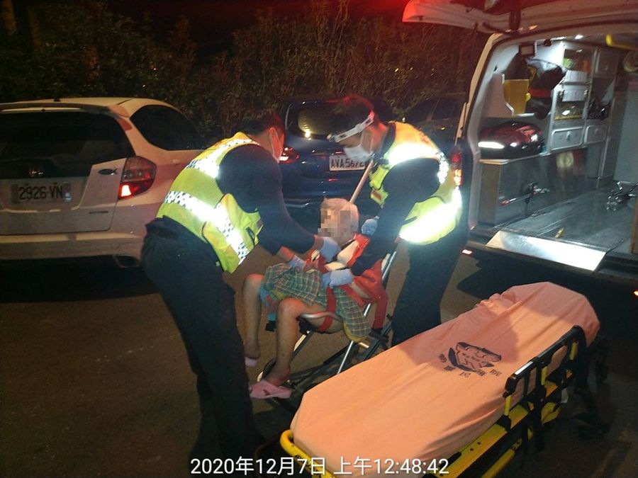老婦屋內喊救命  警助破門就醫