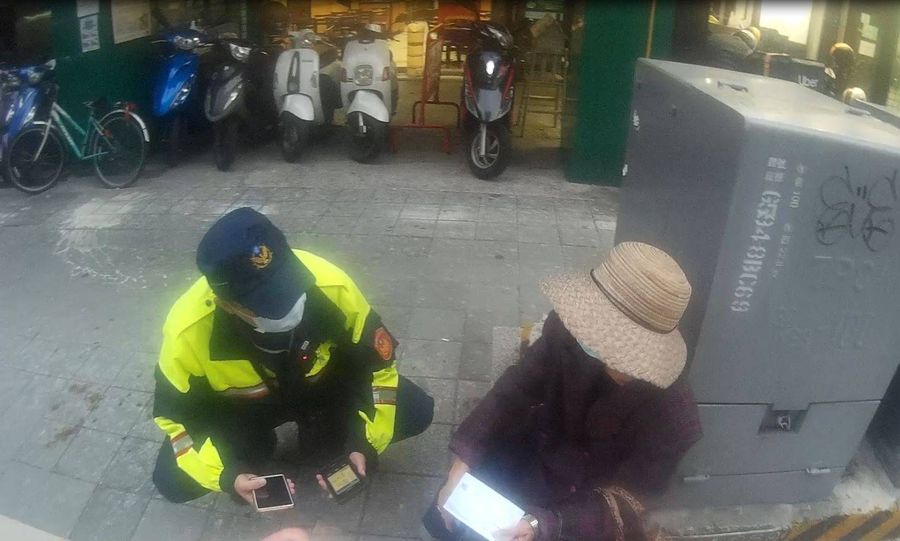 老照片不僅保存回憶 警員還讓阿嬤找到家