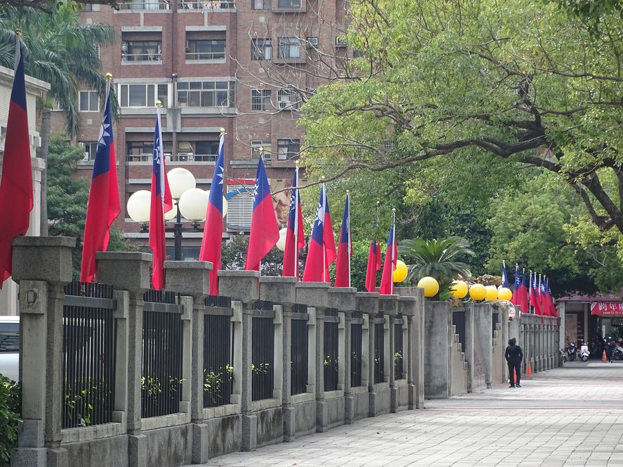 迎接2021年元旦台中市到處旗海飄揚