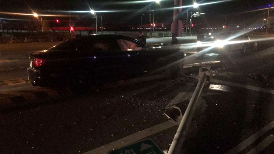 男子開車不慎把分隔島燈桿撞倒