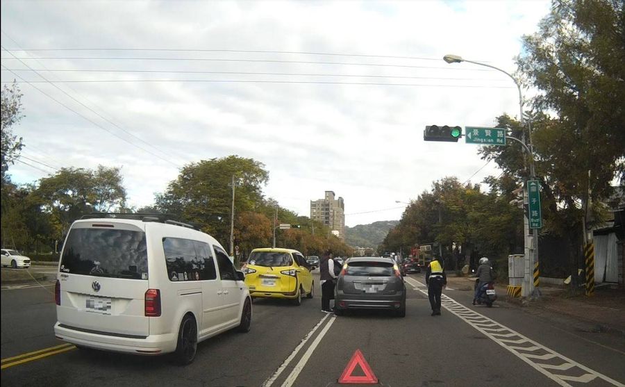 車拋錨卡路中央 警東山所神力女警齊推放