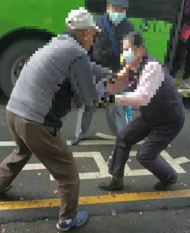 老翁不爽公車門關太快 與女司機當街扭打