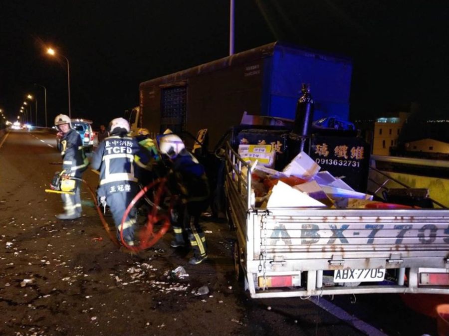 台中「西濱」快速道路小貨車追撞大吊車