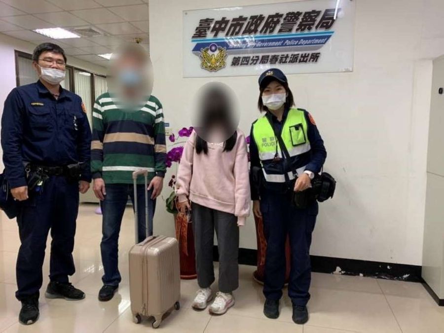 司機大意把乘客的行李載走 　警方調閱監視器找回