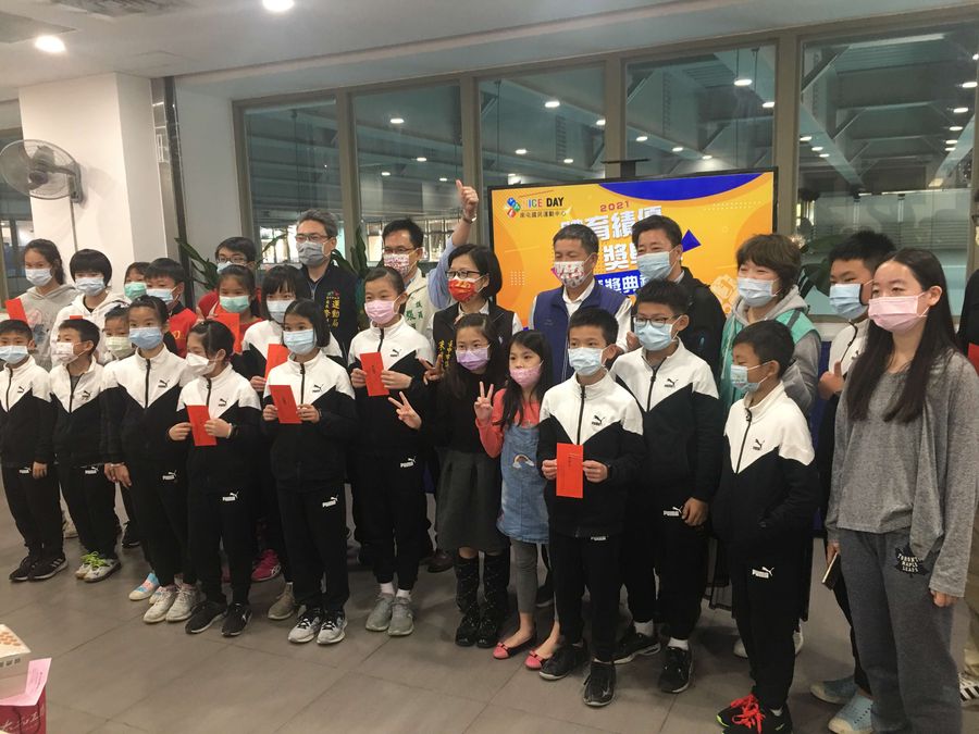 臺中南屯國民運動中心 　頒發獎學金給體育績優學生