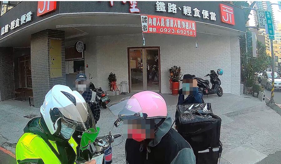 送餐真辛苦　女外送員連車帶人被風吹倒