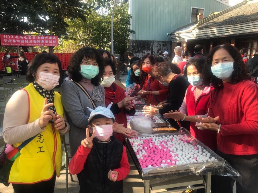 南屯派出所與民眾搓湯圓同樂