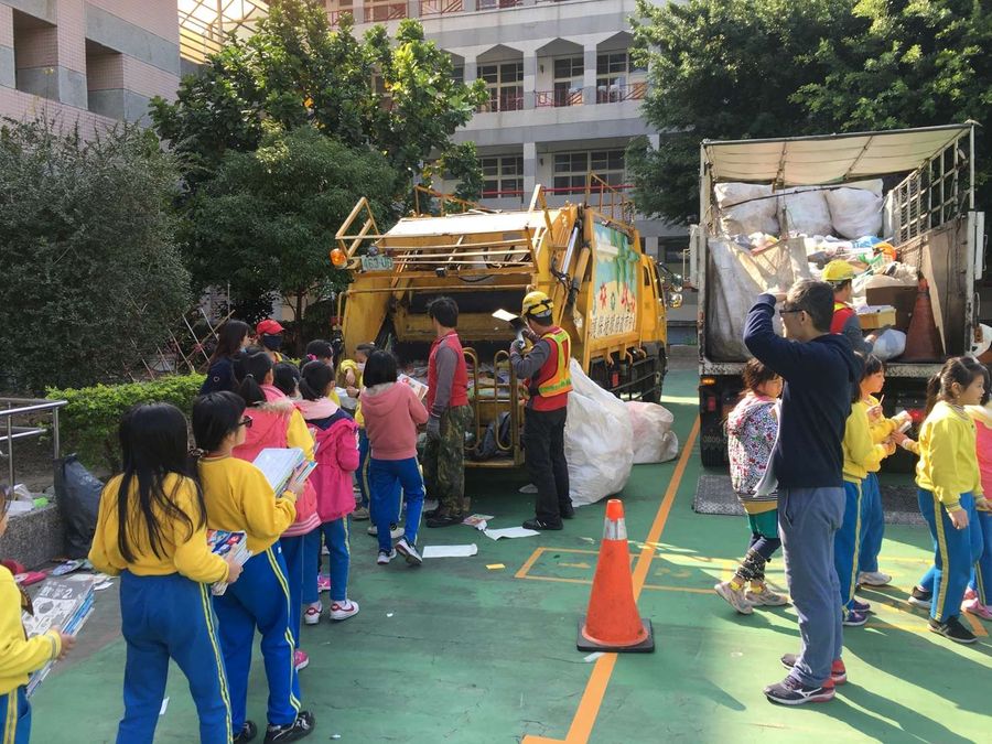 小學即將放寒假　環保局派車進校園幫忙回收物資