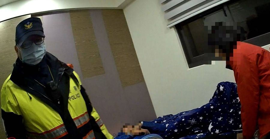 夜半癱男家中跌倒 暖警到場「抱緊」處理