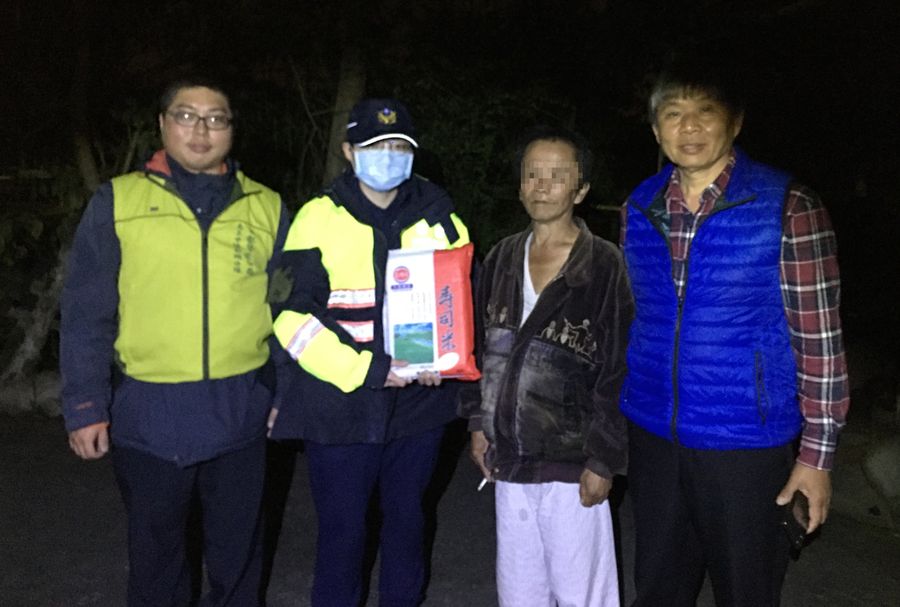 石岡警攜手民力 寒冬贈米送溫暖