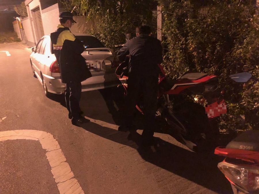 重機路倒太重扶不起 警助拉起2百公斤愛車