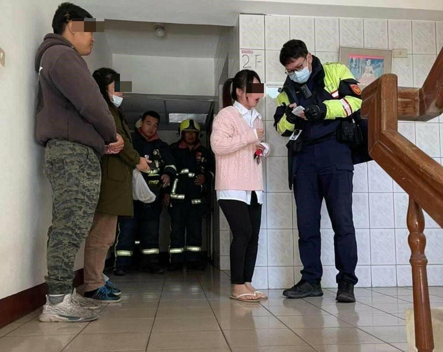 女子受困電梯1小時　警消搶救還放音樂安撫