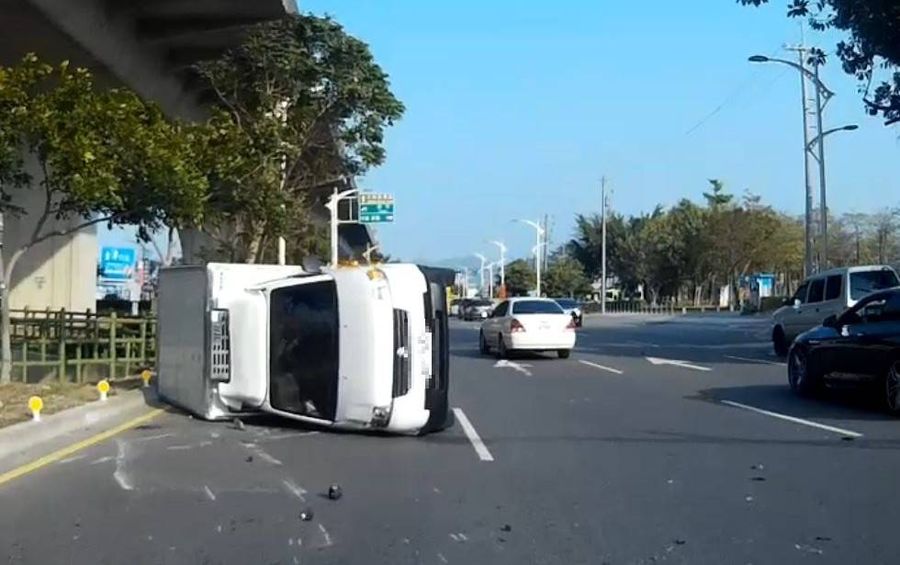 車輛翻倒困坐車裡 勇警救出癱軟駕駛