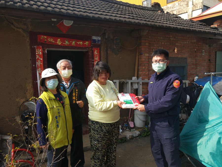 寒冬送暖好溫馨，警民護農過好年