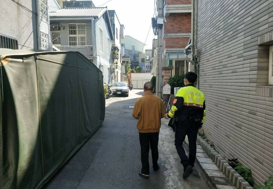 8旬老翁迷路 何安派出所兩警助返家