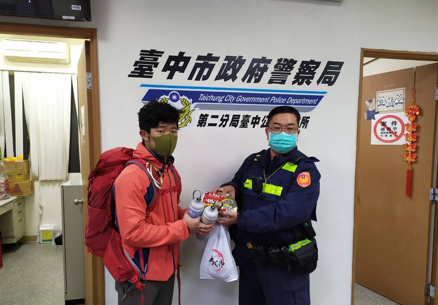 熱血高中生單車環島圓夢　暖警深夜伸援手