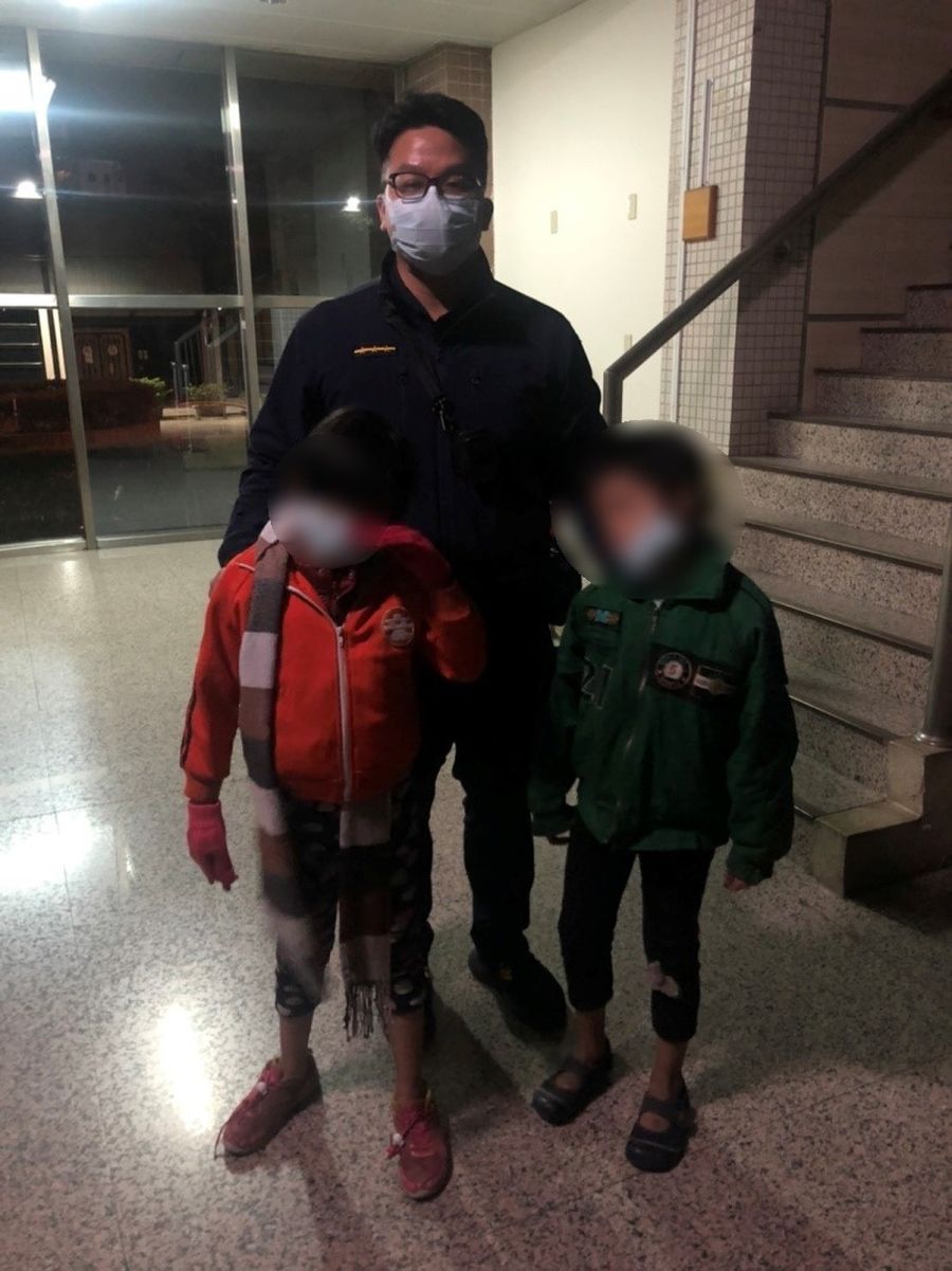 母親居家檢疫小孩居無定所 　警方協助安置