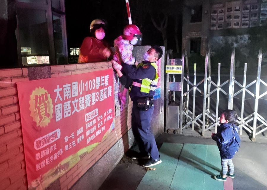 春節期間困校園  警助受困母子返家