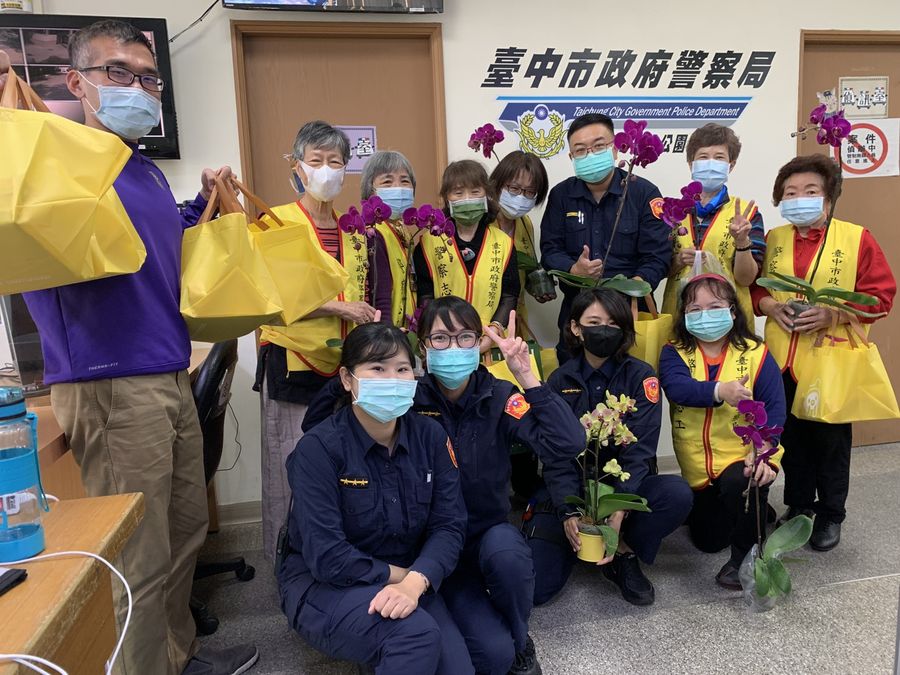 志工總動員　洗手作羹湯讓員警過好年