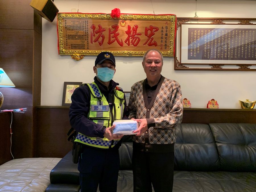 春社民防分隊長捐口罩挺警察