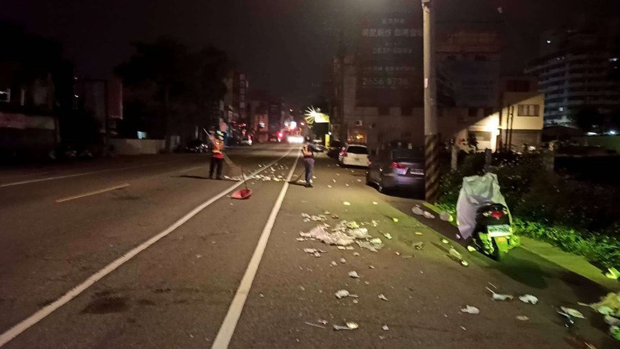 資源回收物散落在路中　永福所員警協助清理