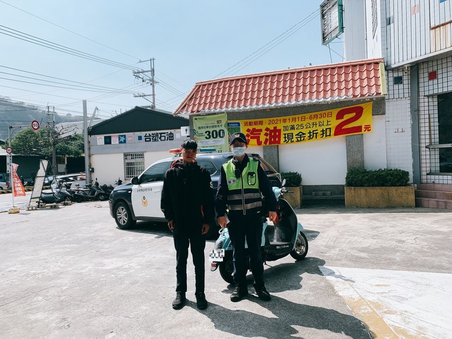 孫探望嬤途中機車沒油 警幫加油助返家
