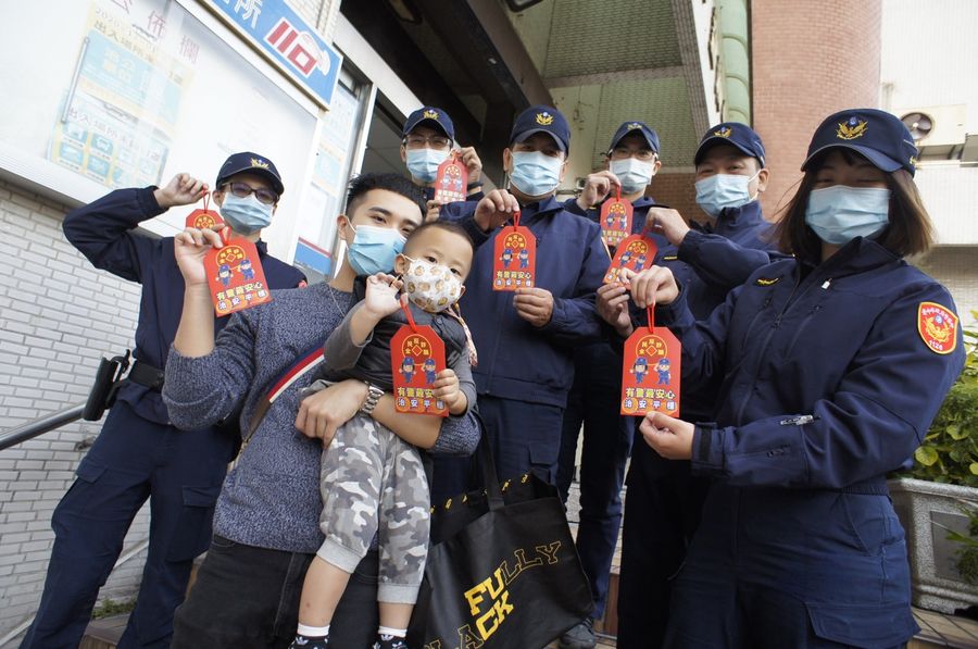 牛年有警最安心 紅包御守護送民眾犇向新年夢想