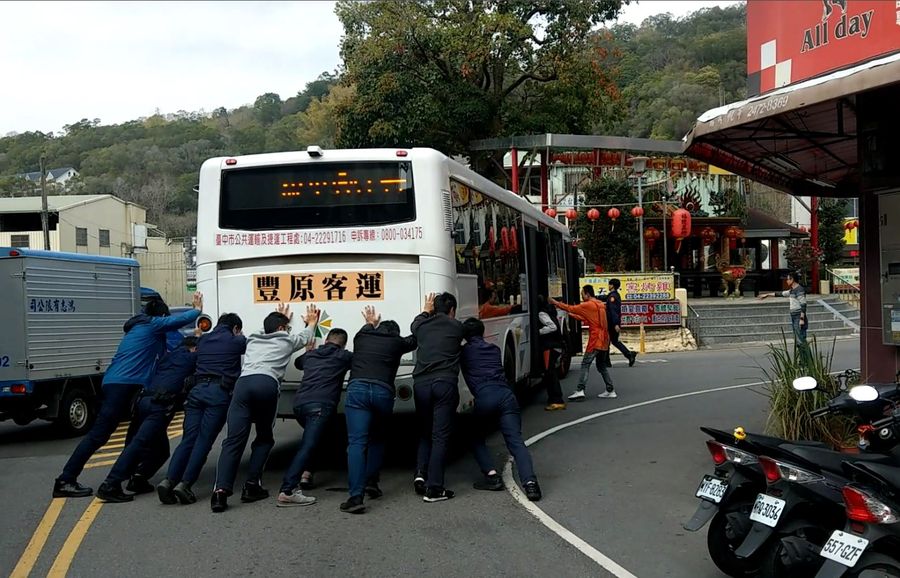 男子報案要求加派人手 出動10名警力圓滿解決