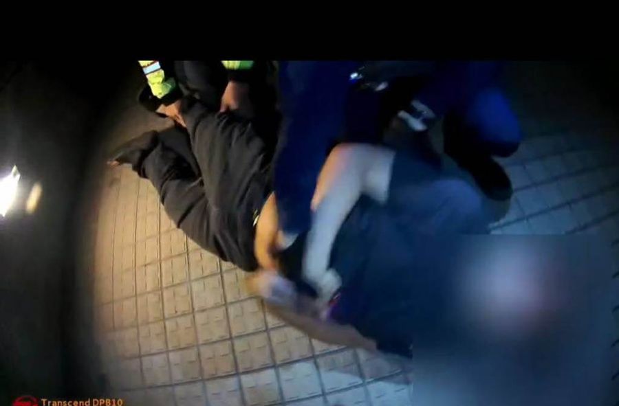醉貓酒後狂毆友人還開豪華賓士自撞圍牆 遭警壓制移送法辦