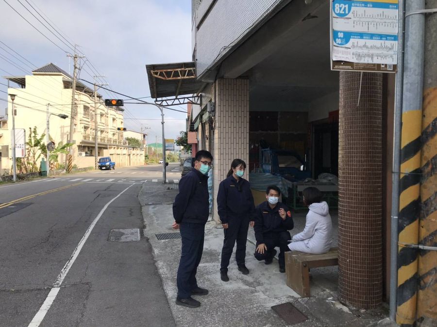 女外出買飯迷途   警公車亭巧遇助返家