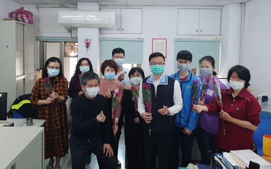 慶祝110年婦女節 東勢分局贈玫瑰花及香氛禮盒表達對女性同仁致敬之意