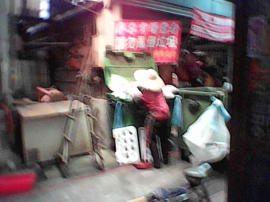 新冠肺炎肆虐 人人自危 垃圾堆積市場 官員包庇