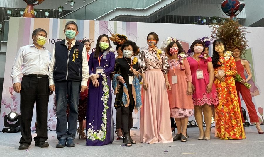 慶祝婦女節 　市長贈100位經典女性玫瑰與麵包