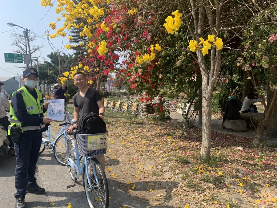 東豐自行車道湧入人潮 警方把握時機交通宣導