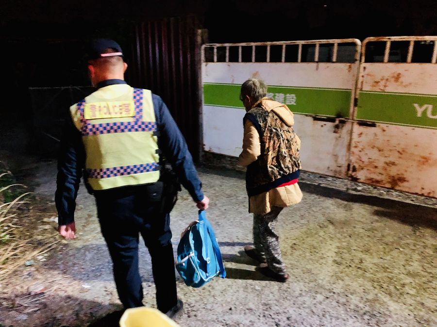 7旬老婦錯過末班車 熱心警助返家