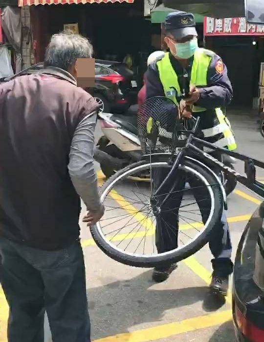 失智翁認得領錢不認得路 幸遇熱心警民助返家