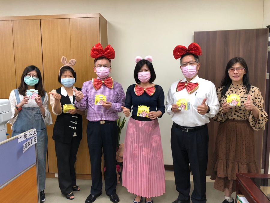 男性主管戴起卡通造型髮夾 　不計形象慶佳節