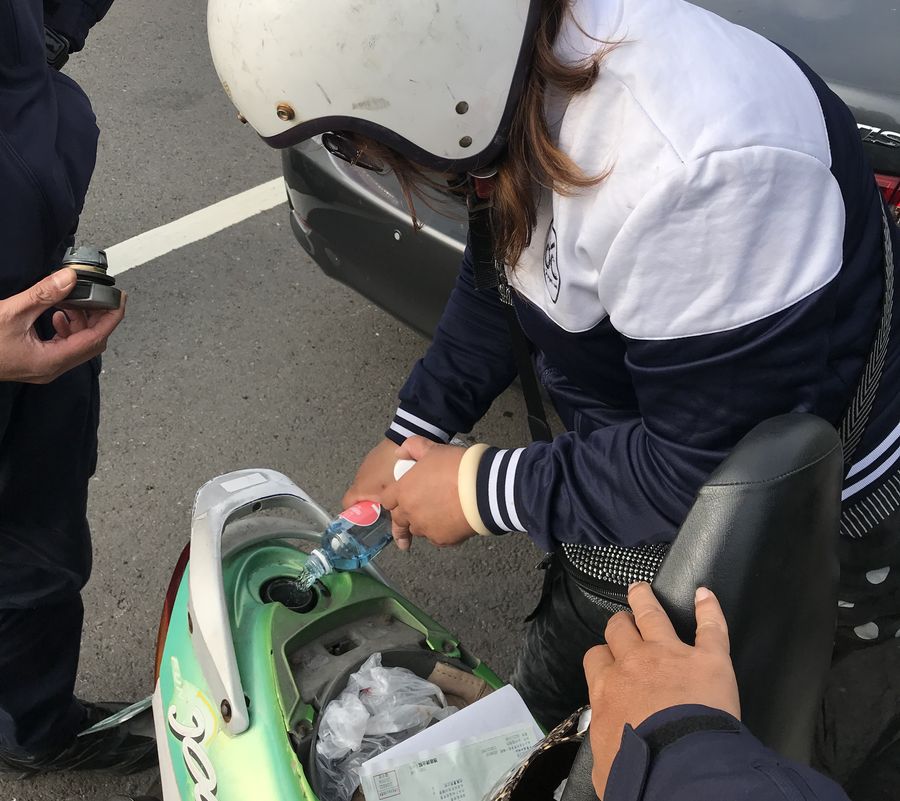 機車沒油 暖警即時伸援手解危