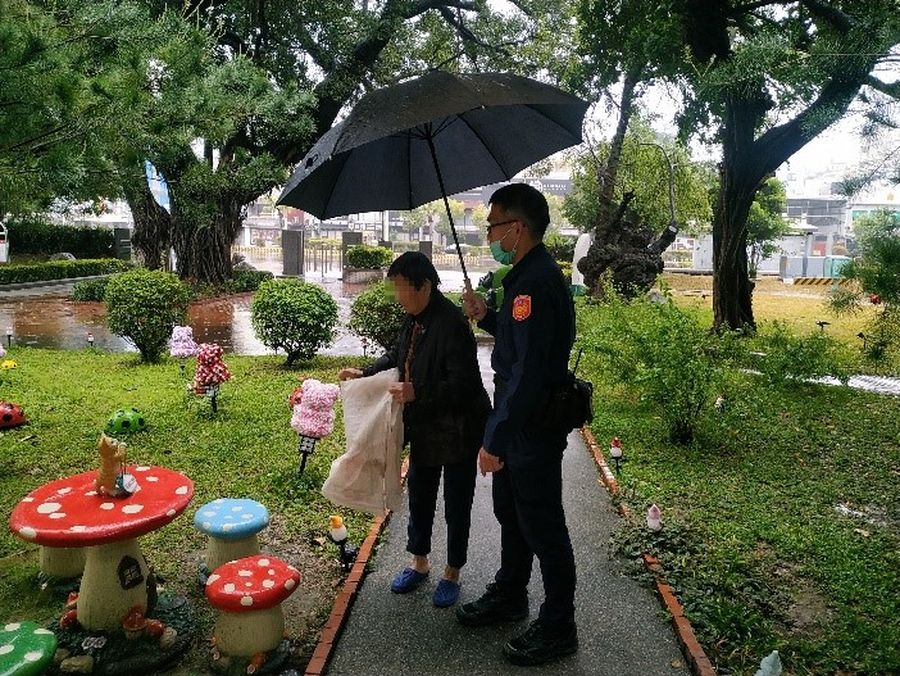 8旬迷失婦無助拿米袋遮雨　暖警撐起愛心傘助返家