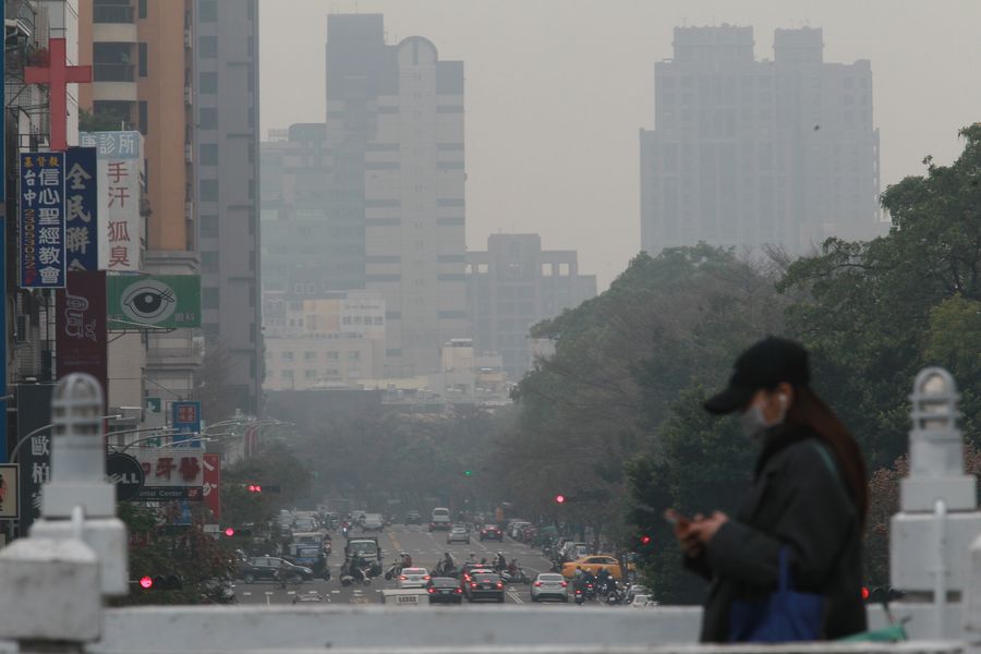 季節交替天空灰濛濛　醫籲：口罩不離身
