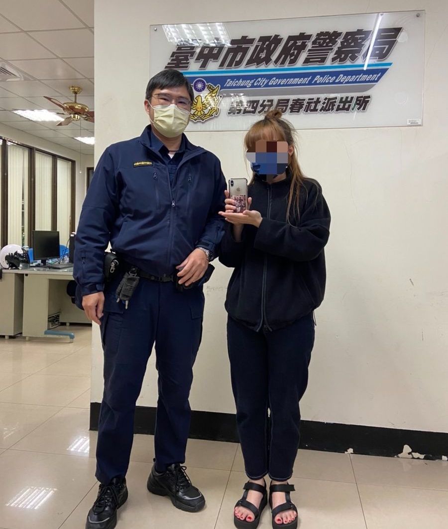 女子掉手機直落淚  原來手機背面放全家福照片