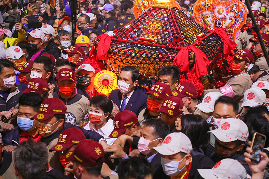 萬人跪迎媽祖起駕  馬英九盧秀燕江啟臣扶鑾轎