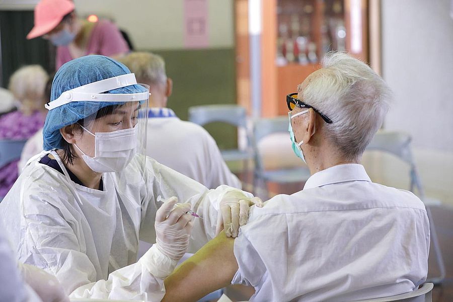 台中市府推「到府施打疫苗」 民政局：都有經家屬同意